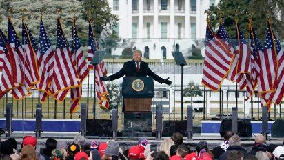 Dólar en su mínimo por la guerra arancelaria y Trump, también condenado