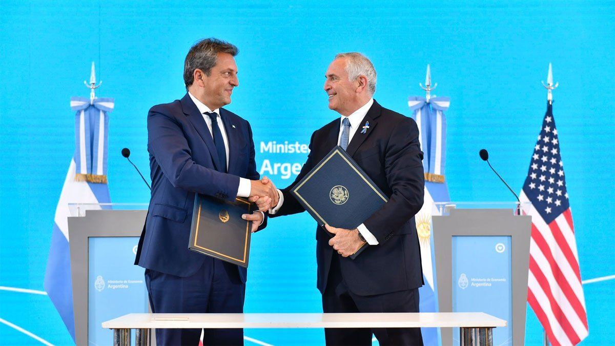 Sergio Massa y Marc Stanley, este lunes en la firma del acuerdo en el CCK.