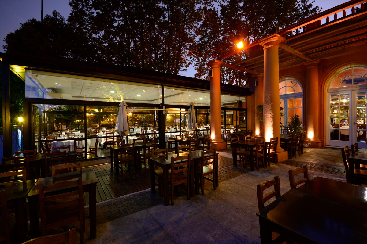 Por la noche se puede disfrutar de una velada junto al río.