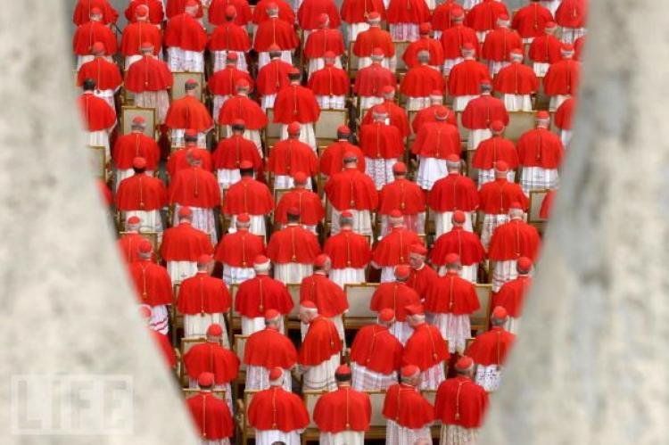 El cardenal decano, Angelo Sodano, ya precisó en la carta en la que les lconvocó al Cónclave -enviada tras entrar la Iglesia en Sede Vacante, a las 20:00 hora local (19.00 GMT) del 28/02- que éste se fijaría cuando estuvieran todos los purpurados en el Va