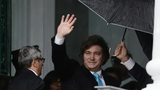 Javier Milei de gira mientras la Argentina desespera. Javier Milei de gira mientras la Argentina desespera.