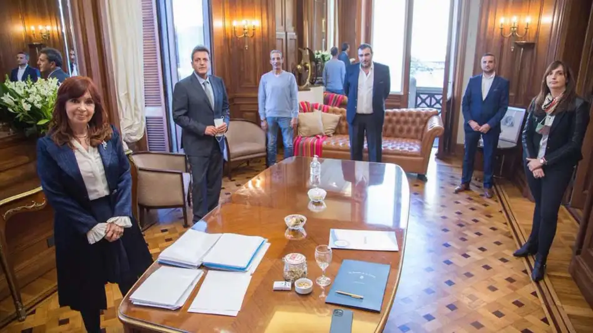 La reunión paritaria 2021 entre los gremios y las autoridades de ambas cámaras del Congreso que elevó un 40% el sueldo de un diputado