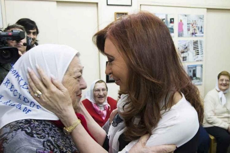 Cristina Fernández de Kirchner con Hebe de Bonafini (Foto archivo NA).