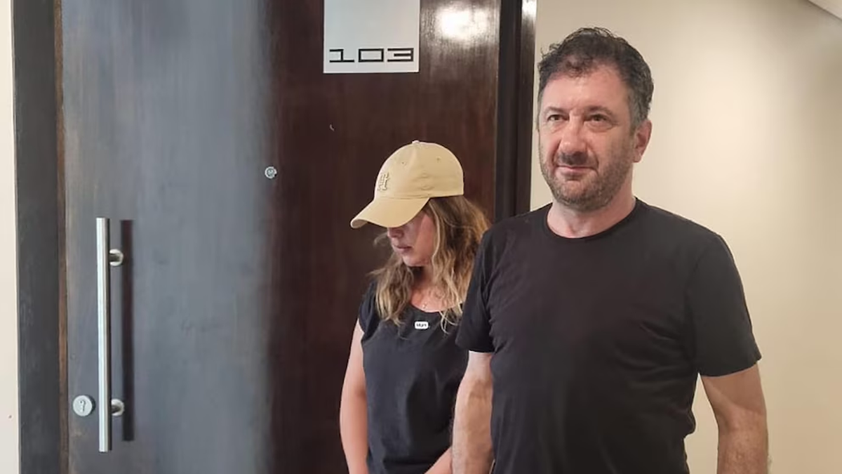 Kueider y su secretaria, quien lo acompañaba en el departamento 103 del edificio Tierra Alta, Ciudad del Este, Paraguay. Kueider y su secretaria, quien lo acompañaba en el departamento 103 del edificio Tierra Alta, Ciudad del Este, Paraguay.