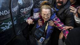 La imagen más elocuente de discriminación a la vejez: represión a los jubilados que se manifiestan por sus derechos. (Agencia Noticias Argentinas, FOTO NA SANTIAGO OROZ ARGRA) La imagen más elocuente de discriminación a la vejez: represión a los jubilados que se manifiestan por sus derechos. (Agencia Noticias Argentinas, FOTO NA SANTIAGO OROZ ARGRA)
