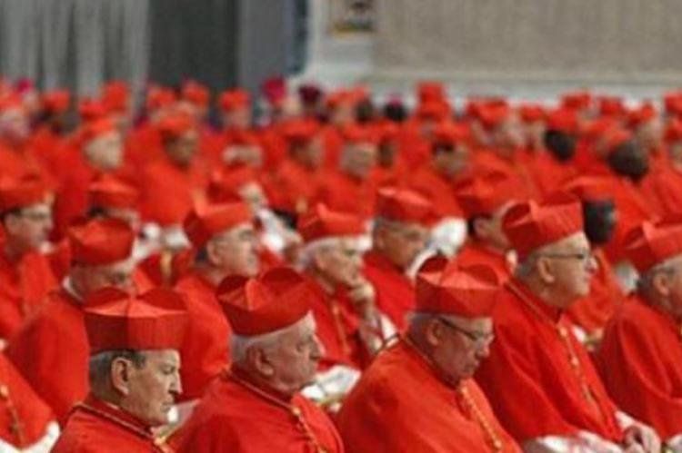 Scola contaría en estos momentos con unos 40 votos, Scherer con alrededor de 30. Sin embargo, los 2 estarían, al menos por ahora, muy lejos de las 77 papeletas necesarias para ser elegido Papa. Y, sobre todo, está la duda de los indecisos.