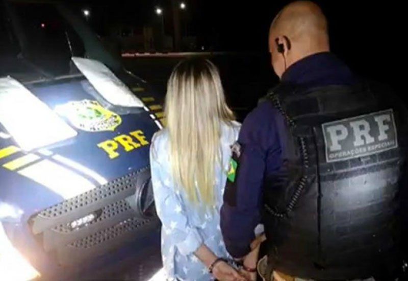 Danna Báez al ser detenida por la Policía de Brasil.