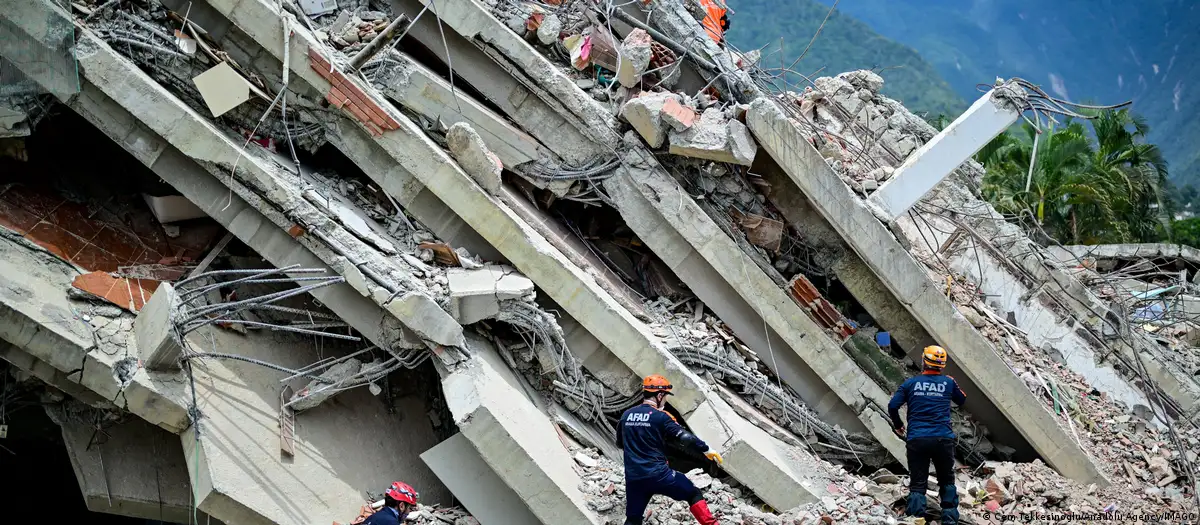 Rescatistas trabajando en un edificio colapsado en La Guaira. Se registraron más de 600 réplicas tras el foble terremoto @ Imagen: Cem Tekkesinoglu/Anadolu Agency/IMAGO Rescatistas trabajando en un edificio colapsado en La Guaira. Se registraron más de 600 réplicas tras el foble terremoto @ Imagen: Cem Tekkesinoglu/Anadolu Agency/IMAGO