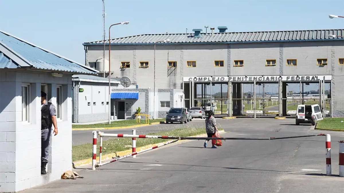 Dos funcionarios amenazados y un incendio en el penal de Ezeiza.