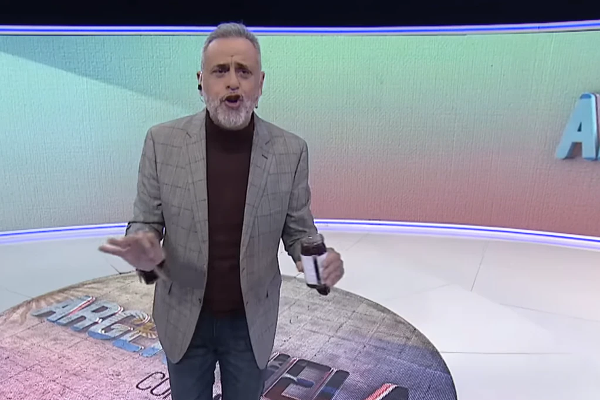 Jorge Rial volvió a la tira diaria con una edición televisiva de su ciclo de Radio 10, Argenzuela.