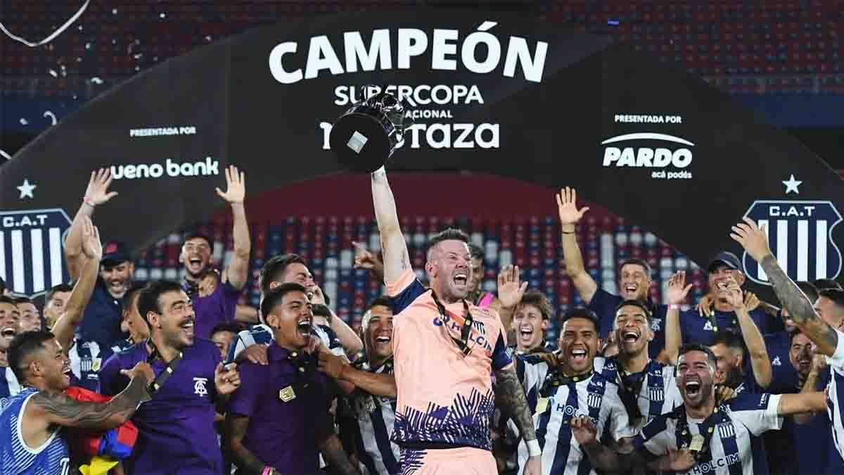 El arquero Guido Herrera chicaneó a River tras levantar la Supercopa Internacional con Talleres de Córdoba: “Sacarles la gloria no tiene precio”. El arquero Guido Herrera chicaneó a River tras levantar la Supercopa Internacional con Talleres de Córdoba: “Sacarles la gloria no tiene precio”.