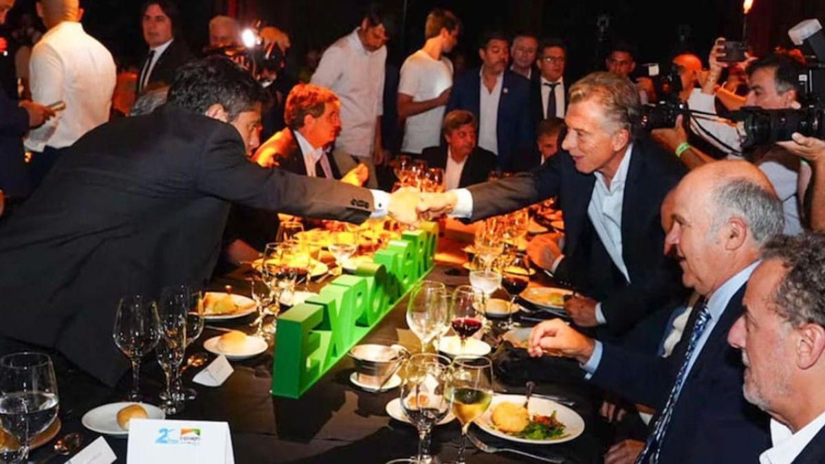 El saludo entre Axel Kicillof y Mauricio Macri en la cena de Expoagro.