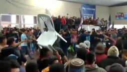 altText(Sillazos en La Rioja: Cuando la violencia se apodera del peronismo)}