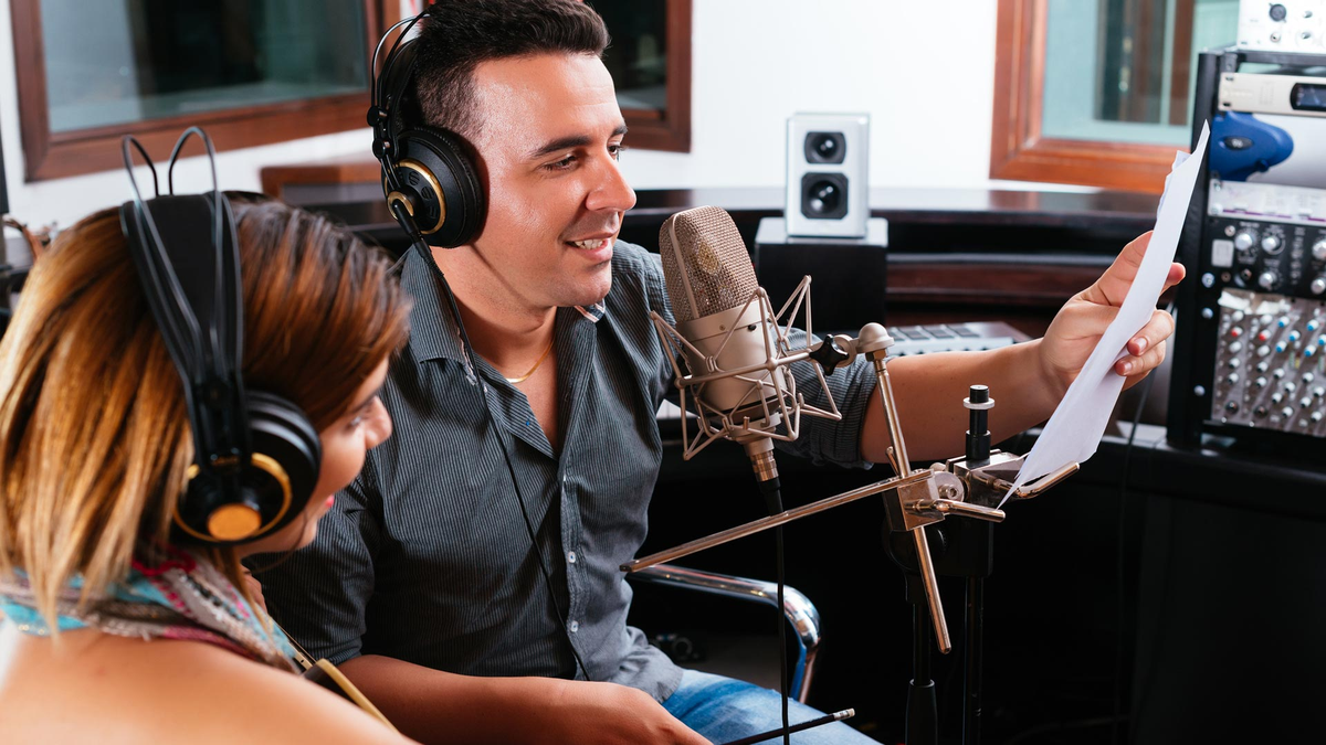 El trabajo de los locutores abarca distintas áreas y habilidades. Deben poder conectar con su audiencia a través de la voz, pero también necesitan estar al tanto de los temas más actuales. El trabajo de los locutores abarca distintas áreas y habilidades. Deben poder conectar con su audiencia a través de la voz, pero también necesitan estar al tanto de los temas más actuales.
