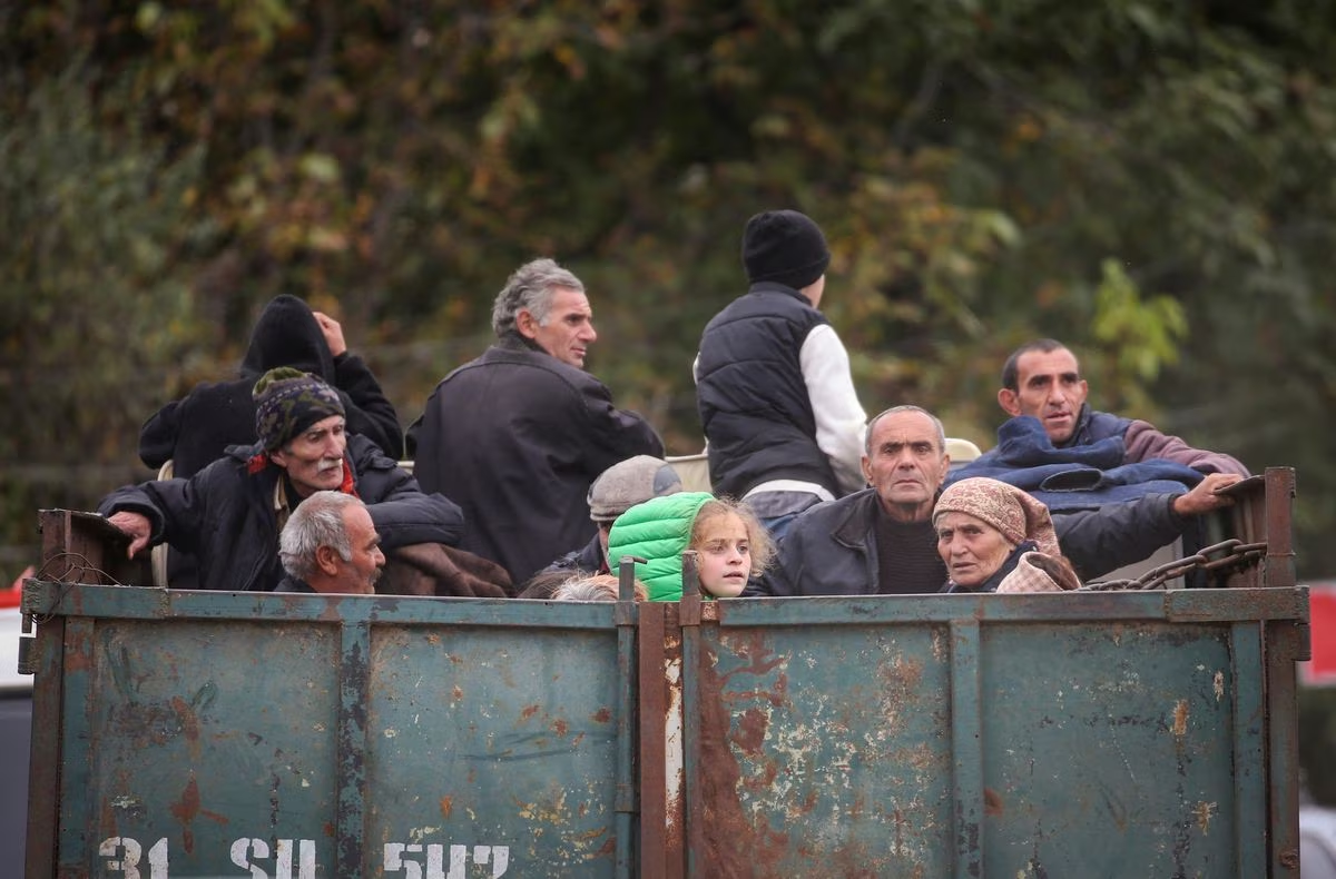 Refugiados de la región de Nagorno-Karabaj viajan en la parte trasera de un camión y llegan a la aldea fronteriza de Kornidzor, Armenia, el 26 de septiembre. Refugiados de la región de Nagorno-Karabaj viajan en la parte trasera de un camión y llegan a la aldea fronteriza de Kornidzor, Armenia, el 26 de septiembre.