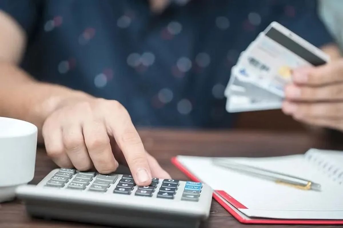 Un 40% del sueldo de los argentinos se destina al pago de cuotas que ya no se licúan por inflación. Un 40% del sueldo de los argentinos se destina al pago de cuotas que ya no se licúan por inflación.