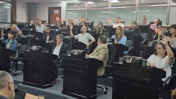 Con el PRO, la UCR y 1 LLA, Mayra Mendoza le ganó a Juan Grabois por 2/3