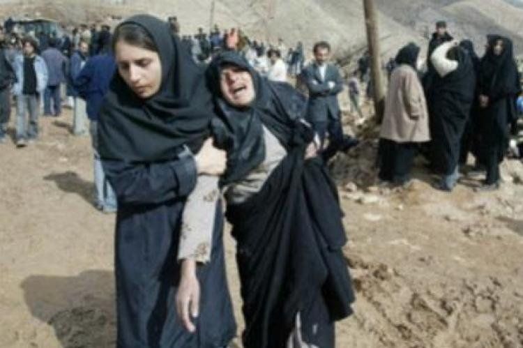 Mujeres desesperadas luego del terremoto en Irán, región de Azerbaiyán Oriental.
