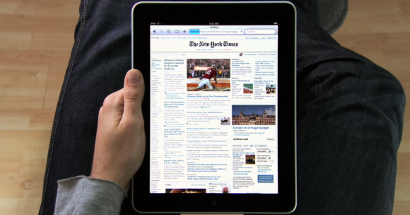 Leyendo The New York Times en el iPad.