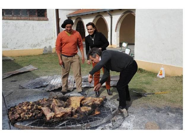 En campaña vale todo, Uribarri sortea por Internet un asado hecho por él.