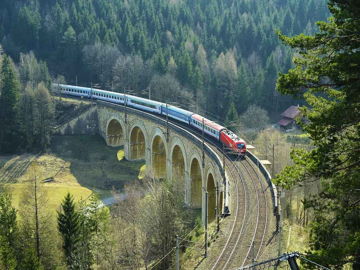 El ferrocarril se encuentra en altura, rodeado de espectaculares paisajes alpinos.