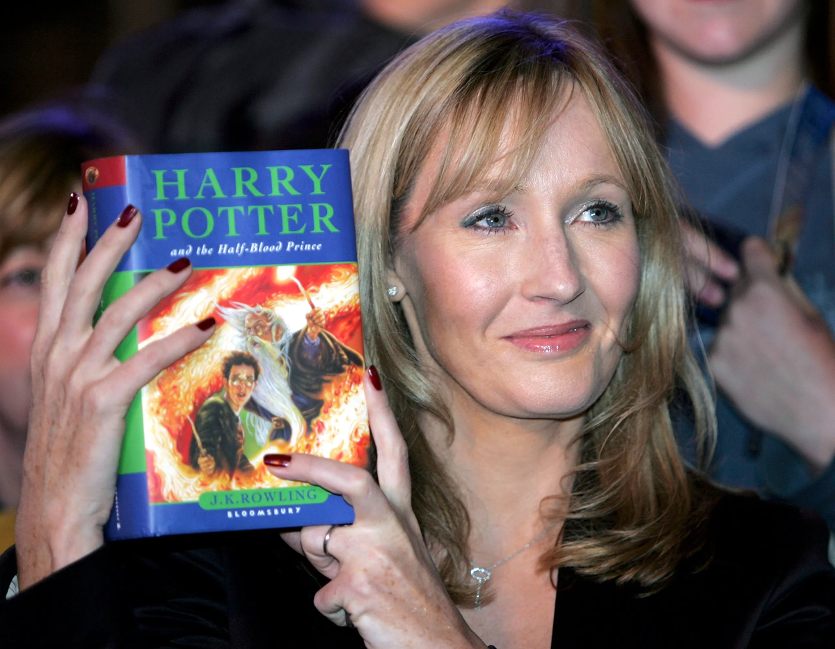 J.K. Rowling empezó a escribir la saga de libros 'Harry Potter' en la miseria antes de convertirse en una escritora aclamada a nivel mundial. El éxito le llegó tras la primera novela, a la que le siguieron otras seis. J.K. Rowling empezó a escribir la saga de libros 'Harry Potter' en la miseria antes de convertirse en una escritora aclamada a nivel mundial. El éxito le llegó tras la primera novela, a la que le siguieron otras seis.