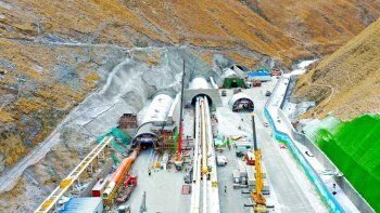 China atravieza una montaña con el túnel autopista más largo del mundo. China atravieza una montaña con el túnel autopista más largo del mundo.