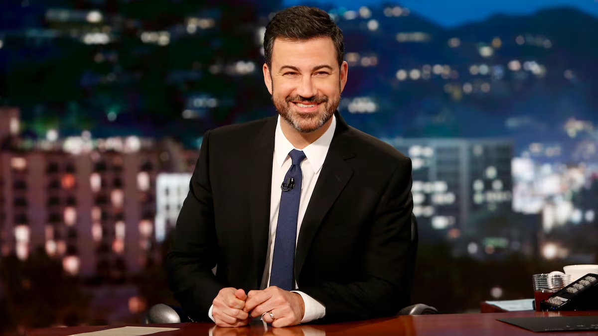 Jimmy Kimmel volvió al aire tras seis días fuera del programa con un monólogo emotivo y aplausos masivos. Defendió su libertad de expresión y criticó a Donald Trump y la FCC. Jimmy Kimmel volvió al aire tras seis días fuera del programa con un monólogo emotivo y aplausos masivos. Defendió su libertad de expresión y criticó a Donald Trump y la FCC.