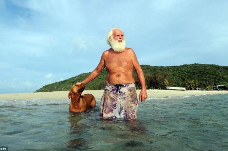 David Glasheen y su fiel compañero, un dingo.