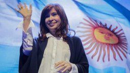 altText(A 13 días de las PASO, CFK empezó a jugar fuerte contra Macri)}