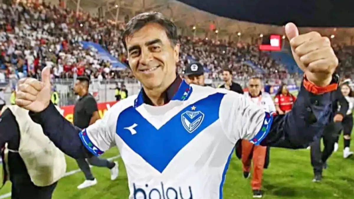 Gustavo Quinteros renunció a la dirección técnica de Vélez tras consagrarse campeón de la Liga Profesional 2024 y continuaría en Gremio de Porto Alegre. Gustavo Quinteros renunció a la dirección técnica de Vélez tras consagrarse campeón de la Liga Profesional 2024 y continuaría en Gremio de Porto Alegre.