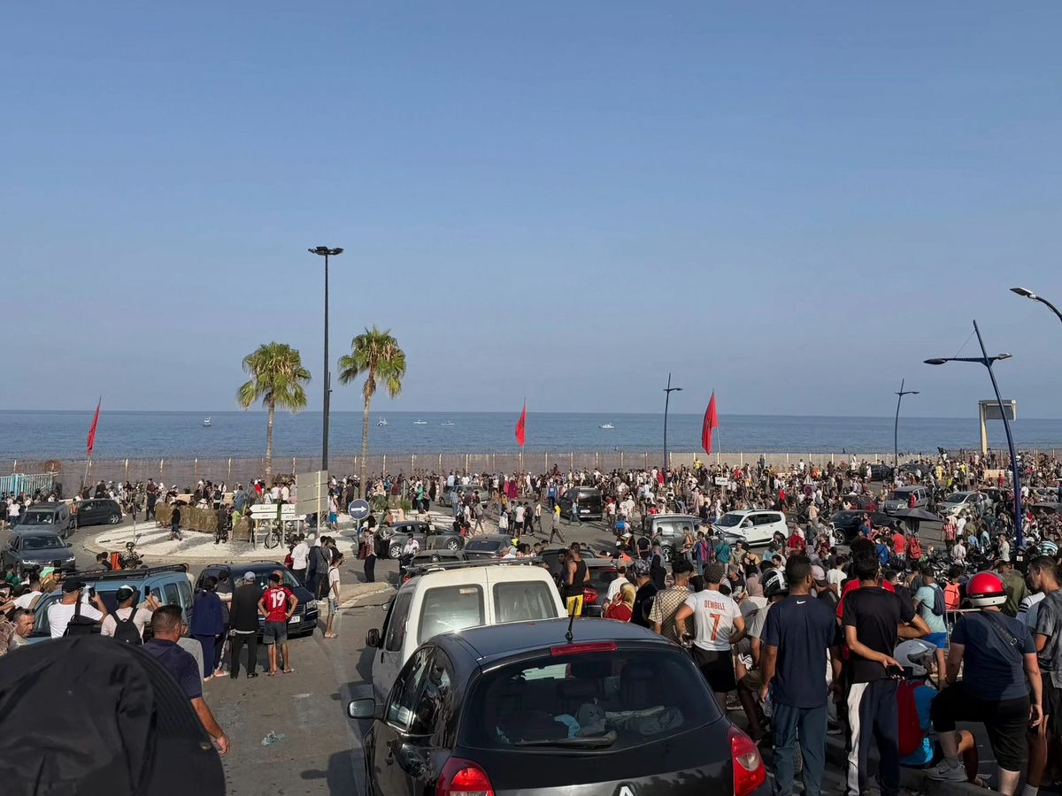 Las playas de Ceuta albergaron carpas y campamentos improvisados después de la entrada masiva de migrantes, una imagen que alteró la vida cotidiana y profundizó el deterioro turístico de la ciudad. Las playas de Ceuta albergaron carpas y campamentos improvisados después de la entrada masiva de migrantes, una imagen que alteró la vida cotidiana y profundizó el deterioro turístico de la ciudad.