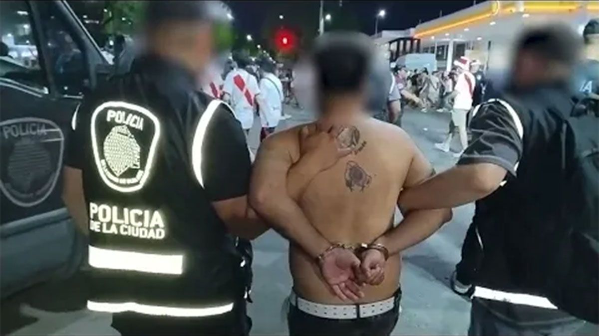 River quedó eliminado de la Copa Libertadores de América 2024 pero hubo 12 detenidos, un prófugo fue capturado y se labraron 317 actas. River quedó eliminado de la Copa Libertadores de América 2024 pero hubo 12 detenidos, un prófugo fue capturado y se labraron 317 actas.