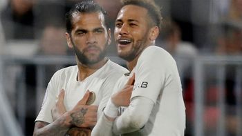 Neymarestuvo involucrado en otra polémica en Brasil debido a que pagó 150.000 eurosde fianza para liberar a su amigo Dani Alves tras ser condenado por violación. Neymarestuvo involucrado en otra polémica en Brasil debido a que pagó 150.000 eurosde fianza para liberar a su amigo Dani Alves tras ser condenado por violación.