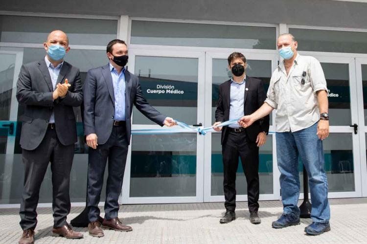 El gobernador de la provincia de Buenos Aires, Axel Kicillof, en la nueva sede del cuerpo médico de la Policía Científica de la Provincia de Buenos Aires, junto al ministro de Seguridad, Sergio Berni, y el  secretario nacional de Municipios, Avelino Zurro