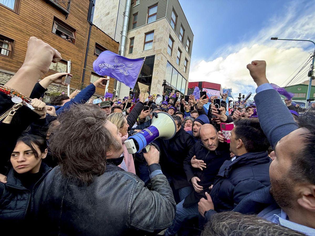 Javier Milei suspendió la caminata en Ushuaia y sólo habló unos minutos, con megáfono, a los militantes en la puerta del hotel. Javier Milei suspendió la caminata en Ushuaia y sólo habló unos minutos, con megáfono, a los militantes en la puerta del hotel.