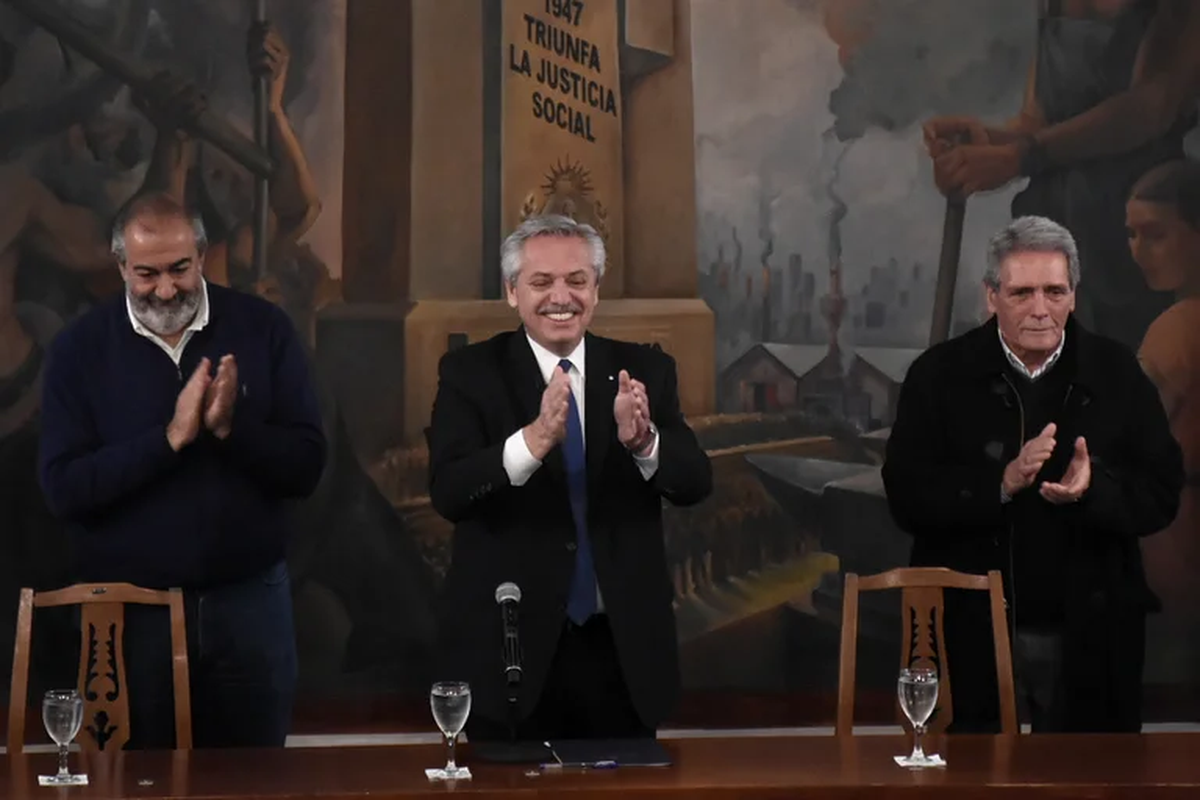Alberto Fernández sonreía cuando los cotitulares de la CGT Héctor Daer y Carlos Acuña lo apoyaban.