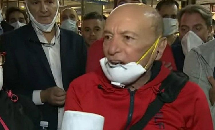 Alfredo Coto encabezó una protesta por el cierre de una sucursal.