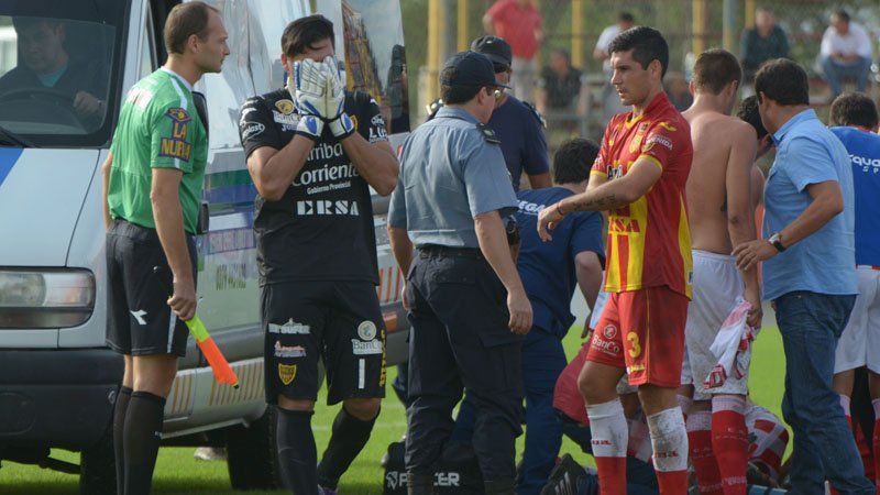 El futbolista de Atlético Paraná de Entre Ríos Cristian Gómez, de 27 años, falleció en la tarde de este domingo (24/05) por un par cardiorrespiratorio luego de haberse descompensado en pleno campo de juego mientras disputaba el encuentro frente a Boca Uni