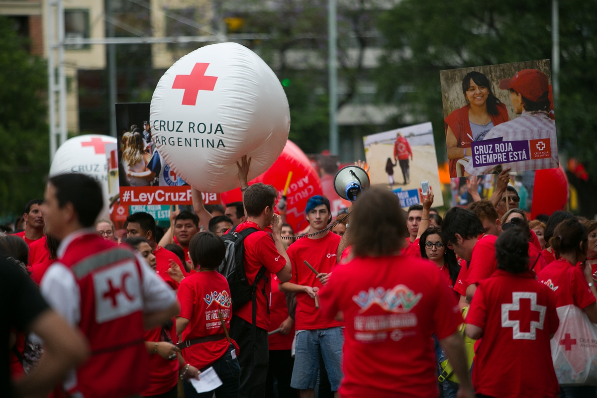 La Cruz Roja es la red humanitaria más grande del mundo, con millones de voluntarios y empleados asistiendo a las personas más necesitadas por cuestiones de salud, desastres naturales o escasez de recursos. La Cruz Roja es la red humanitaria más grande del mundo, con millones de voluntarios y empleados asistiendo a las personas más necesitadas por cuestiones de salud, desastres naturales o escasez de recursos.