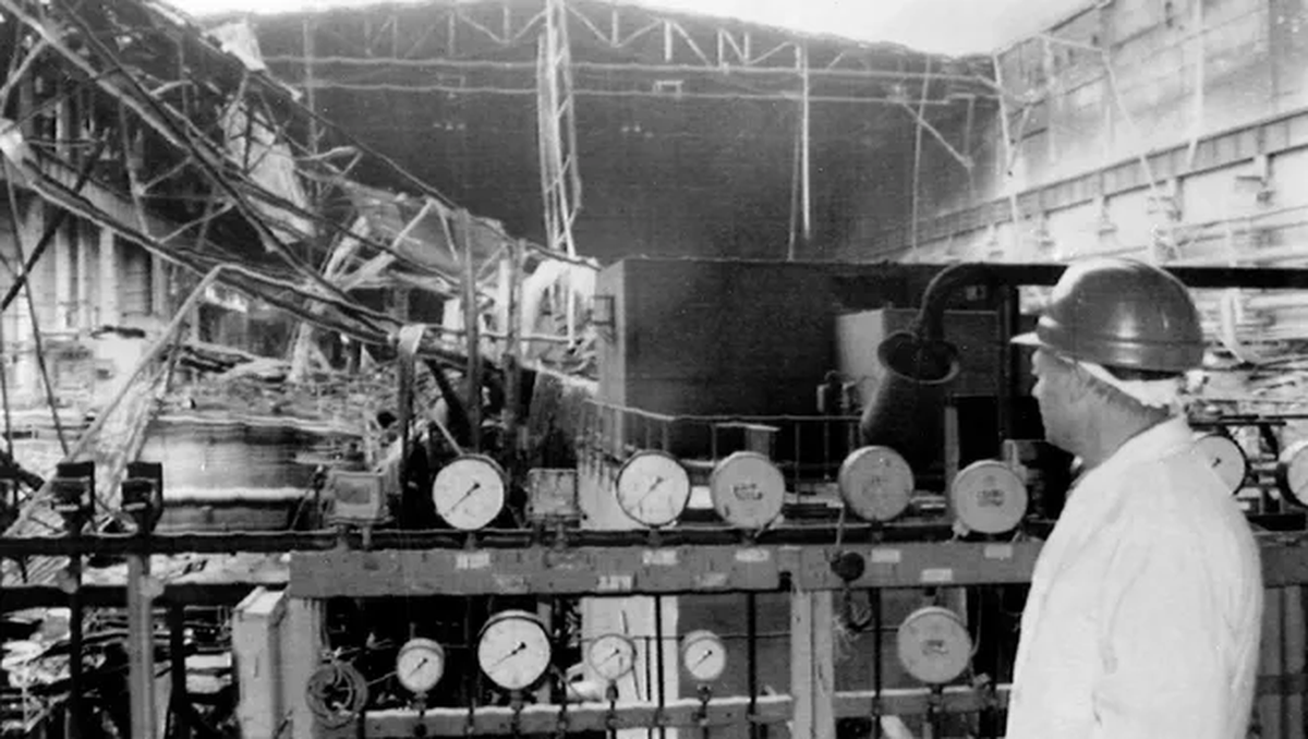 El 25 de abril de 1986, durante una prueba en la que no se tomaron precauciones, los trabajadores de la central aumentaron considerablemente la potencia del reactor, lo que desencaden&oacute; en una serie de explosiones que liberaron material radiactivo.