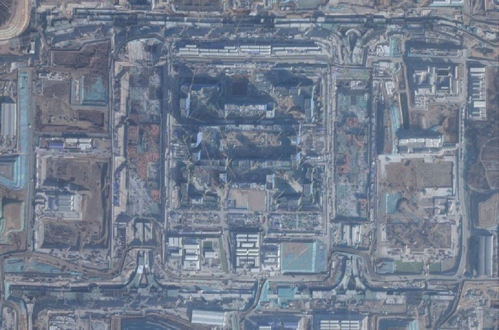 Una imagen satelital de la construcción de la nueva base de China.