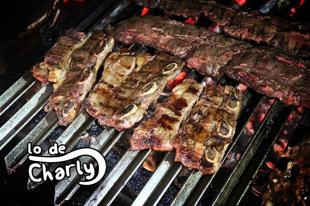 Lo de Charly es muy concurrido por familias y amigos que disfrutan el turismo gastronómico en Buenos Aires.
