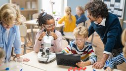 El desarrollo de competencias transversales en ciencia, tecnología, ingeniería, arte y matemáticas (STEAM) ha cobrado especial relevancia, ya que combina habilidades clave para el presente y el futuro.