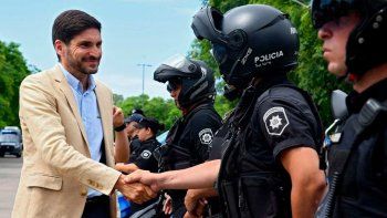 Maximiliano Pullaro saluda a un policía de Santa Fe. Rosario. Maximiliano Pullaro saluda a un policía de Santa Fe. Rosario.