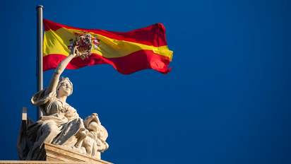 España regulariza extranjeros por Decreto Real, pero exige 
