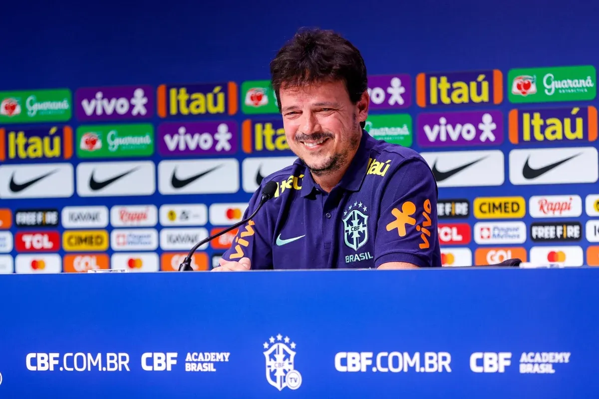 Fernando Diniz, director técnico interino de Brasil hasta que llegue Ancelotti.