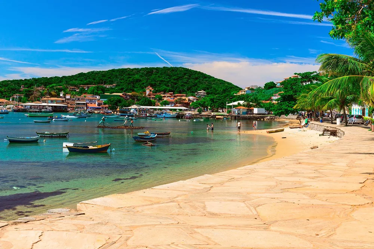 Se puede aprovechar para viajar a Río y diferentes puntos de Brasil como Buzios, Arraial Do Cabo, Cabo Frío y más.