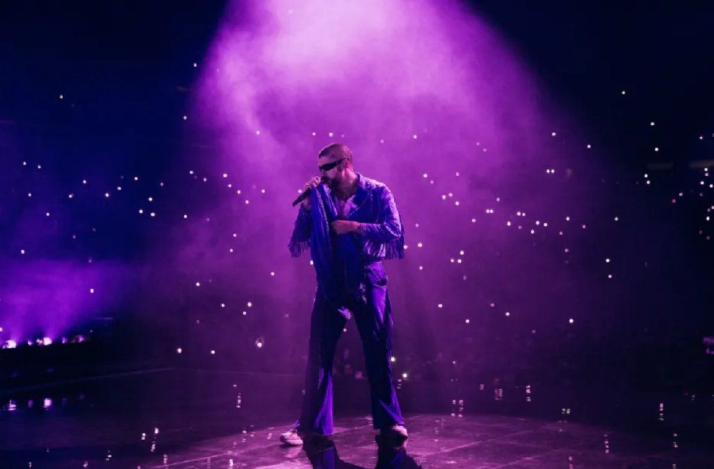Bad Bunny en el escenario en medio de un concierto de su gira Most Wanted Tour. (Foto: Eric Rojas)