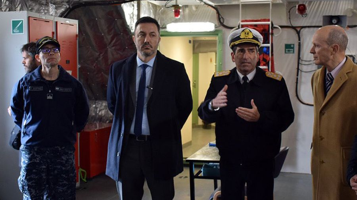 El ministro de Defensa, Luis Petri, y el jefe del Estado Mayor General de la Armada, el contraalmirante Carlos María Allievi. El ministro de Defensa, Luis Petri, y el jefe del Estado Mayor General de la Armada, el contraalmirante Carlos María Allievi.